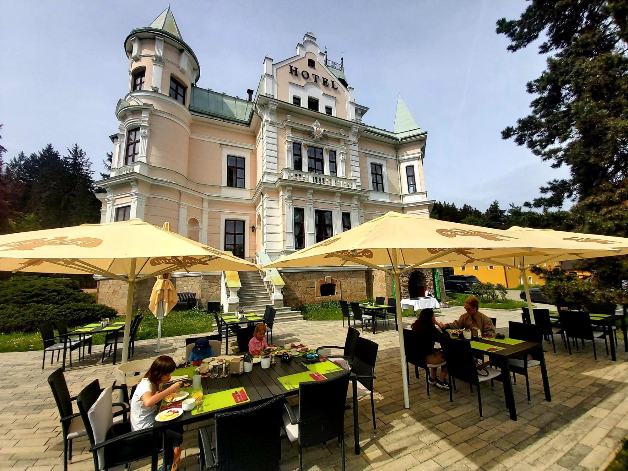 Hotel Chateau Cihelny Karlovy Vary Exterior foto